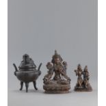 Bronze der Tara, Paar aus Bronze mit Ganesha und ein Weihrauchbrenner bekrönt von einem Kirin
