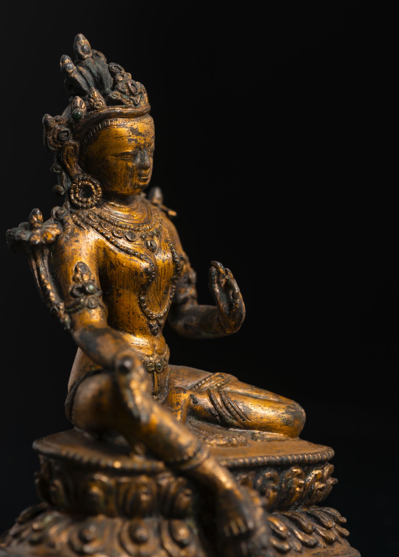 Feuervergoldete Bronze der Syamatara auf einem Lotus - Bild 3 aus 4