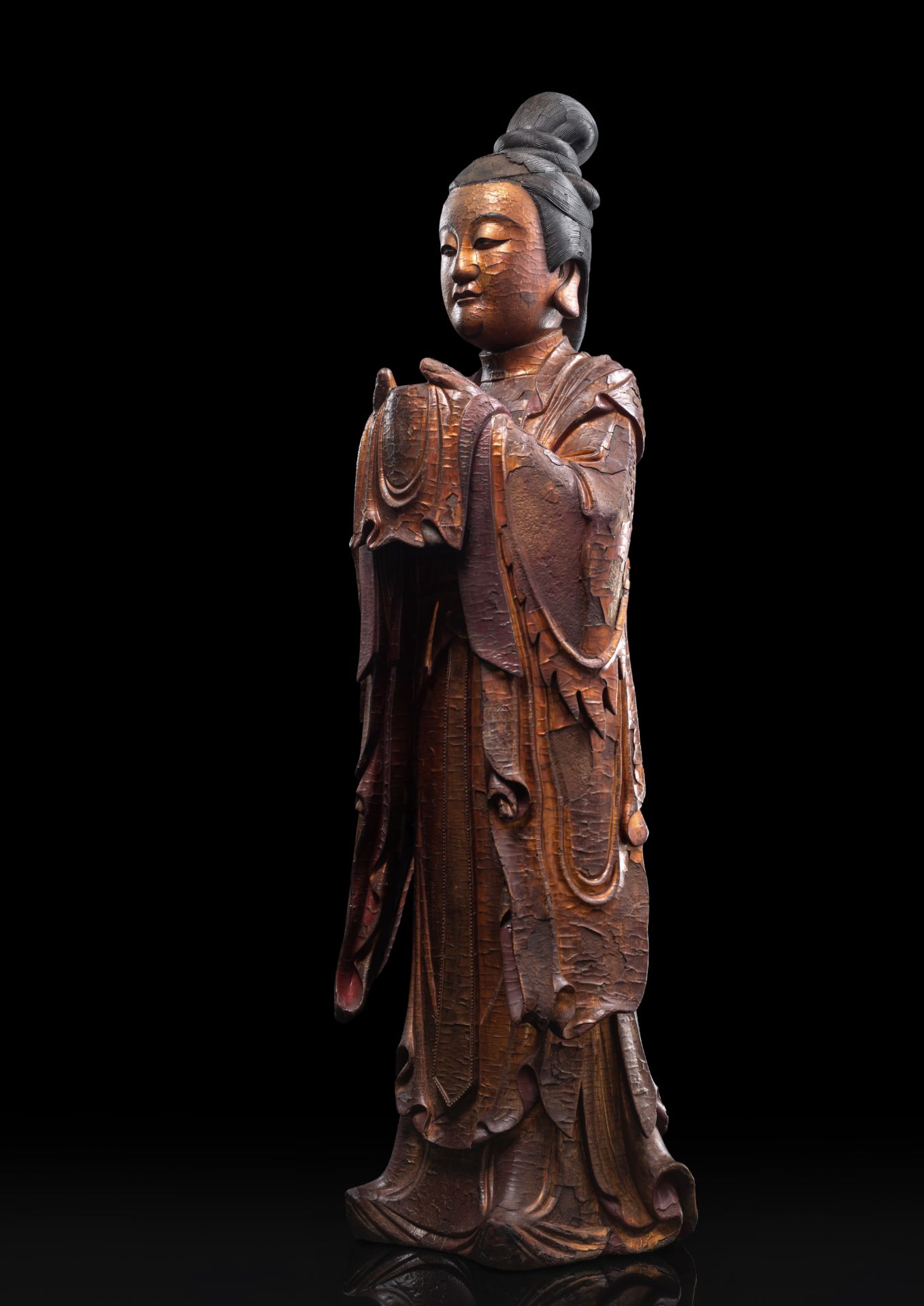 A FINE AND LARGE GILT-, RED- AND BLACK-LACQUERED WOOD FIGURE OF GUANYIN - Image 2 of 7