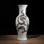 Krakelierte Vase mit Drachendekor in Relief