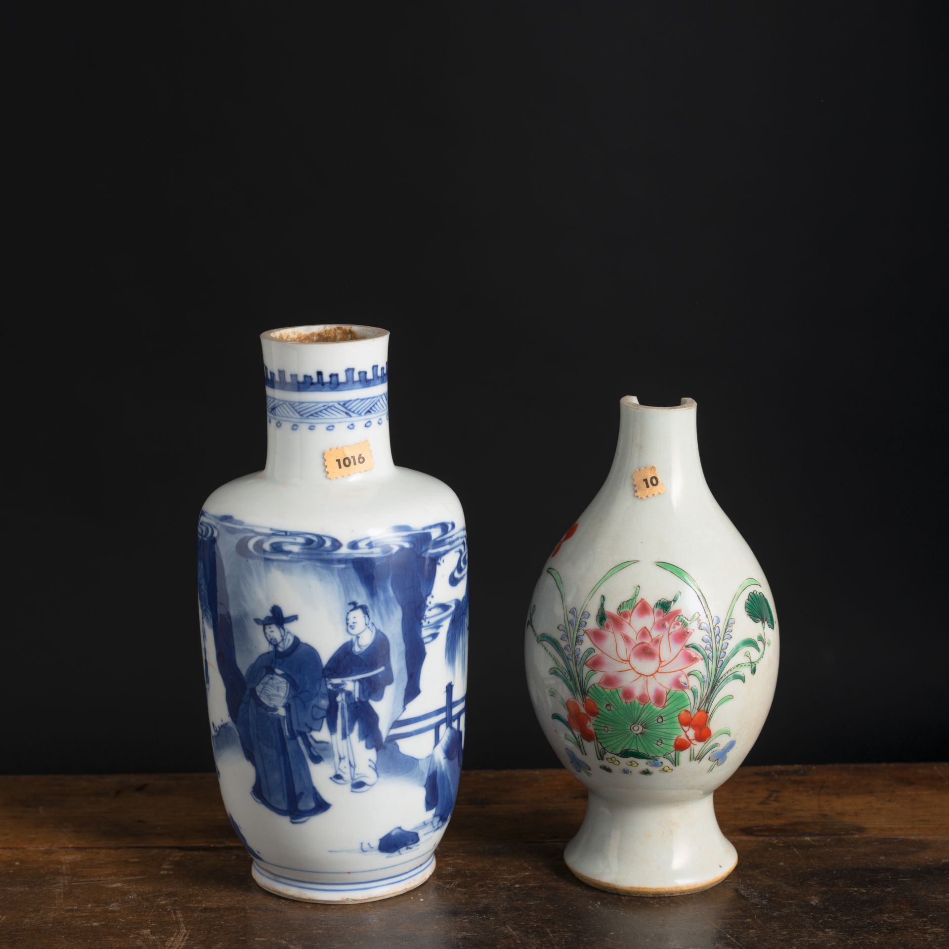 A SMALL BLUE AND WHITE FIGURAL PORCELAIN ROULEAU VASE AND A 'FAMILLE ROSE' BOTTLE VASE