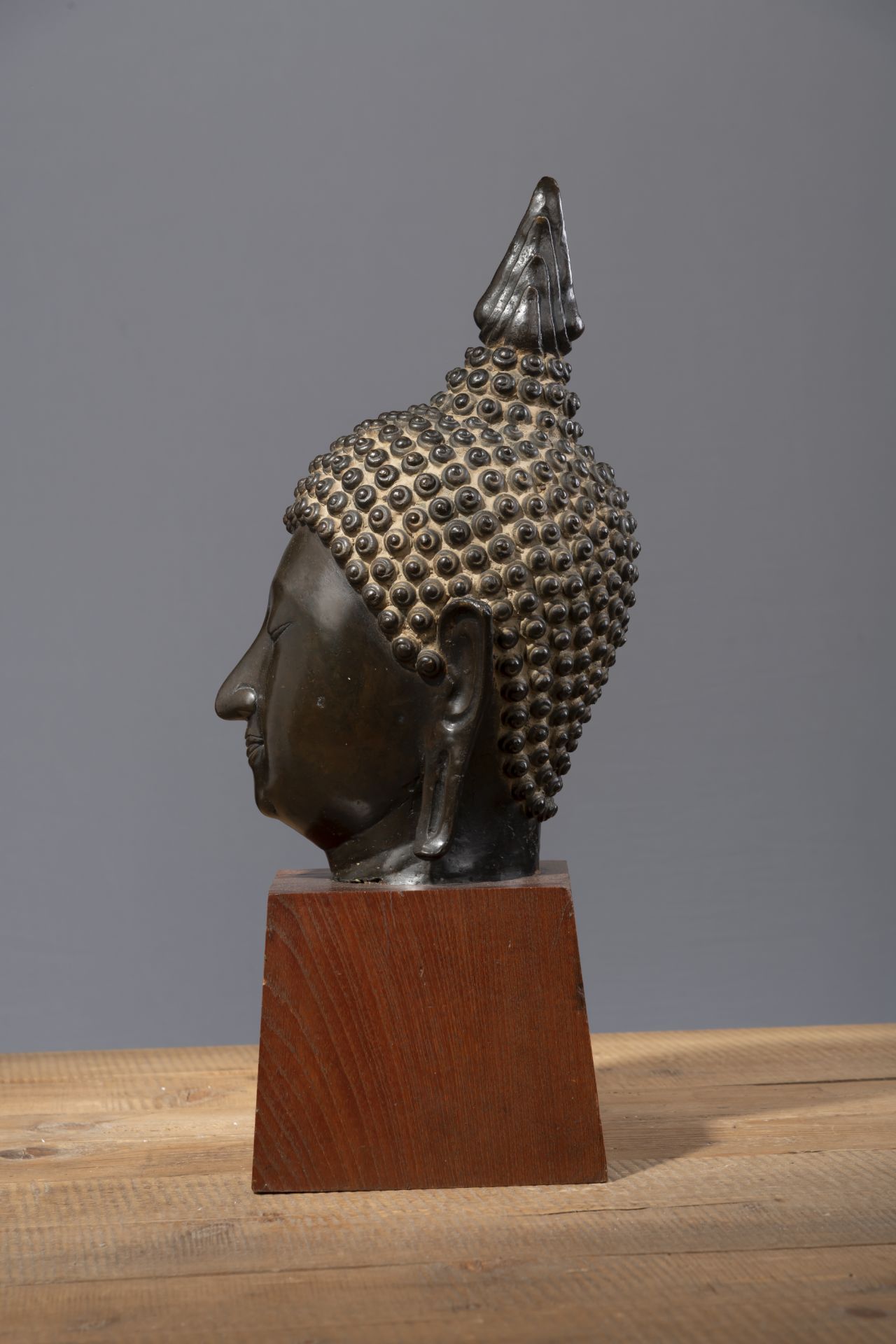 A BRONZE HEAD OF BUDDHA - Image 4 of 4