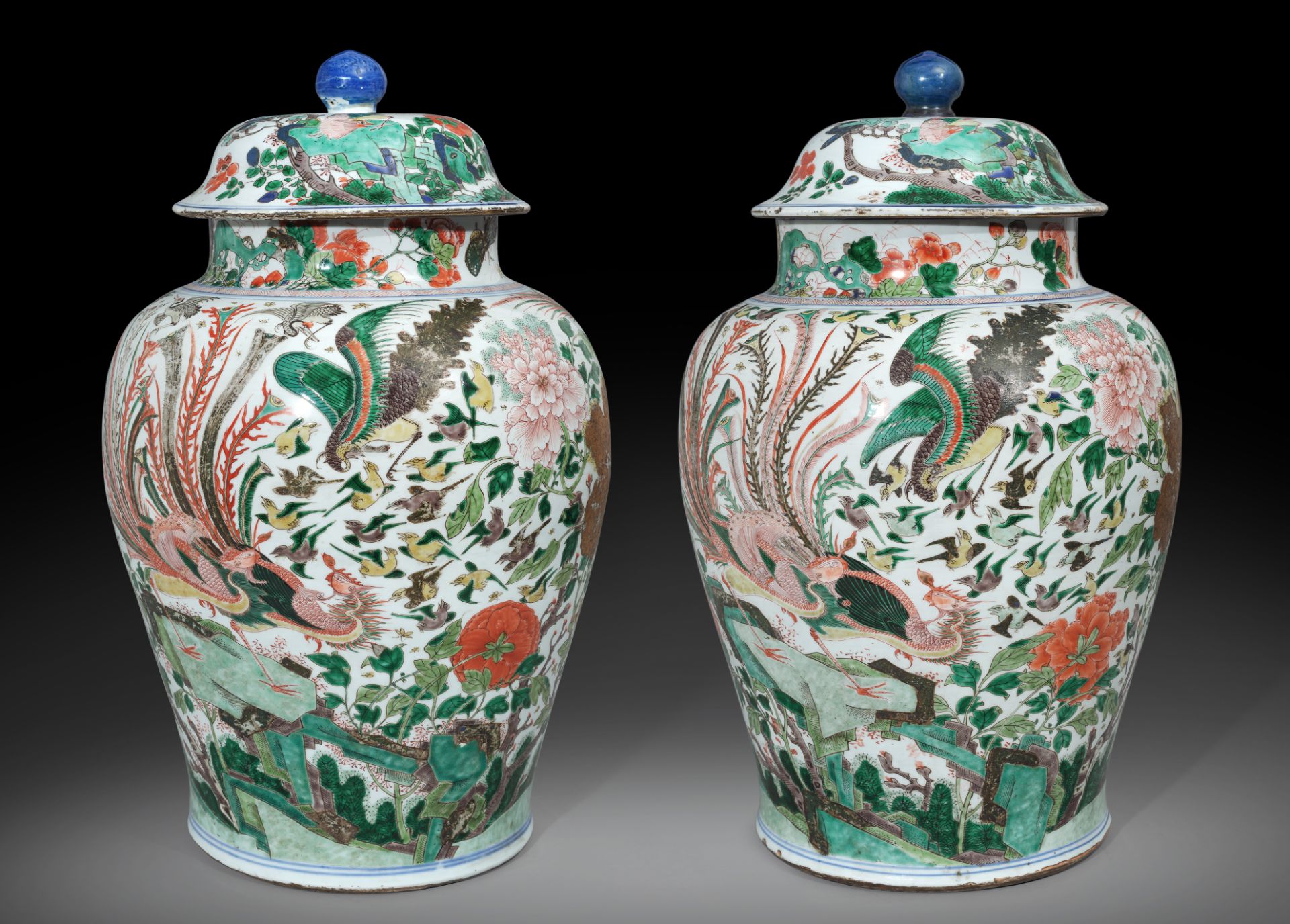 A VERY RARE AND LARGE PAIR OF FAMILLE VERTE PHOENIX AND BIRDS JARS AND COVERS WITH GOLD - Image 3 of 10