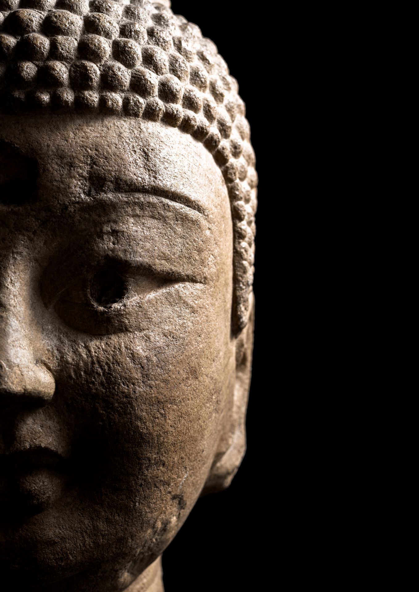A FINE LARGE AND RARE STONE HEAD OF BUDDHA SHAKYAMUNI - Image 2 of 4