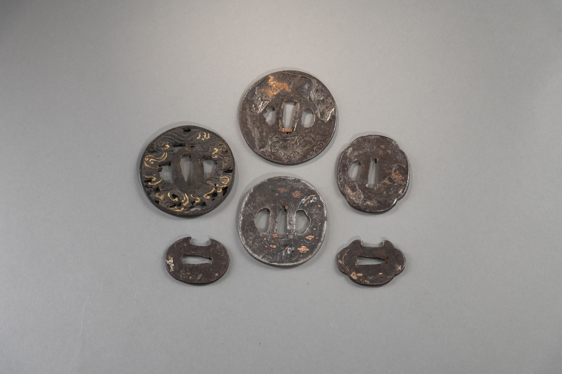 Sechs Tsuba aus Eisen mit eingelegten Reliefdekoren - Bild 3 aus 3