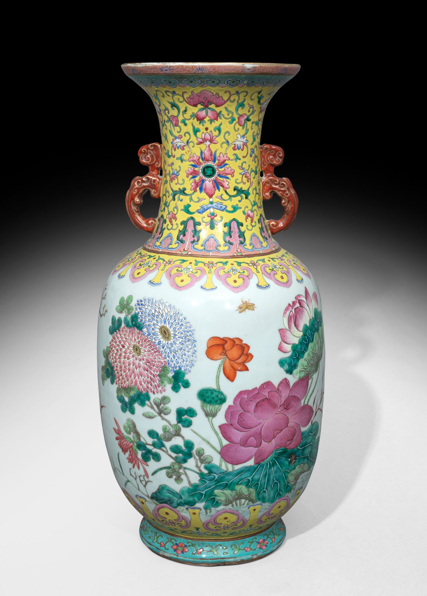 A FINE AND LARGE FAMILLE ROSE LOTUS AND FLOWER VASE - Image 4 of 7