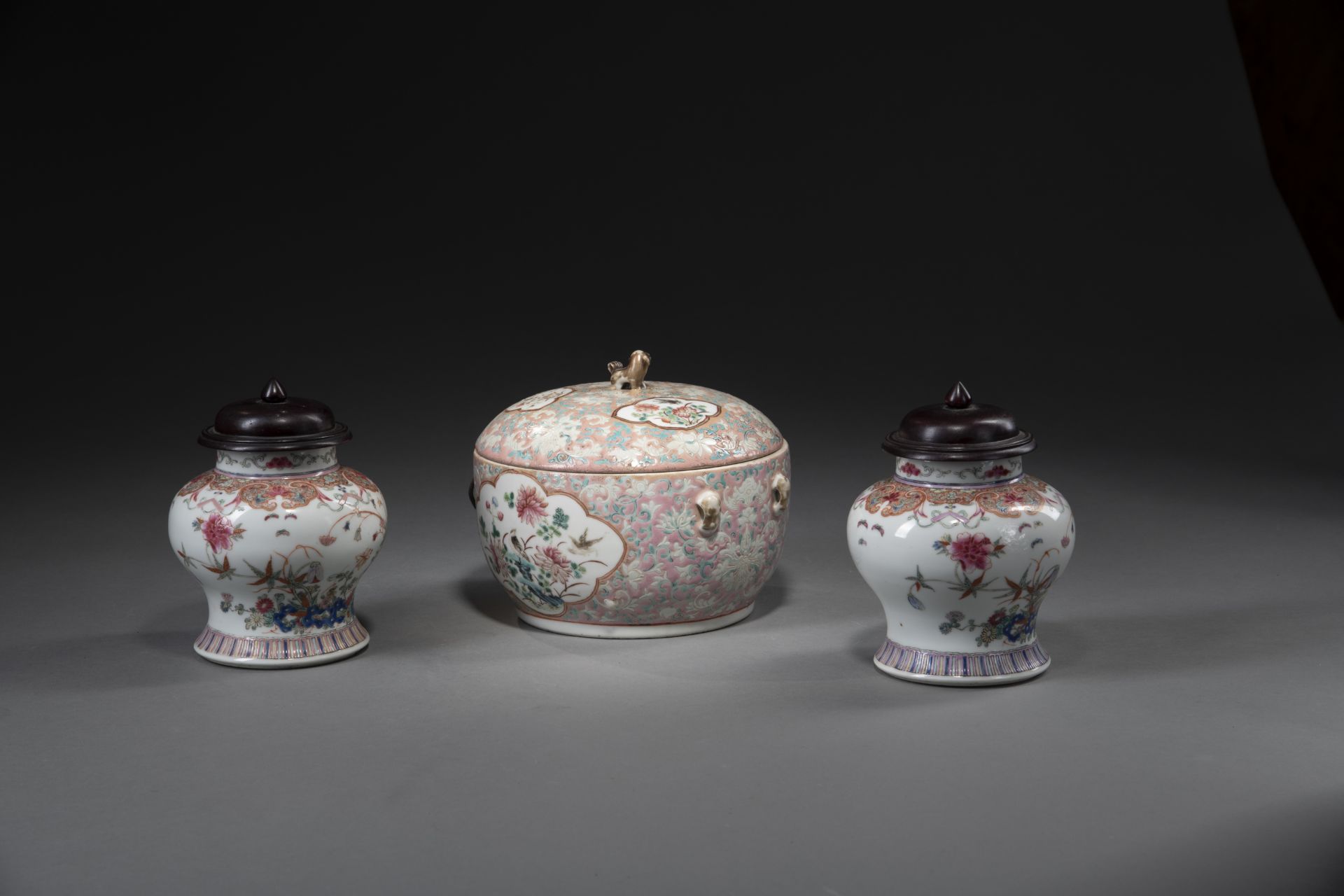 Eine Deckeldose und zwei Deckelvasen aus Porzellan mit floralem 'Famille rose'-Dekor - Bild 2 aus 4