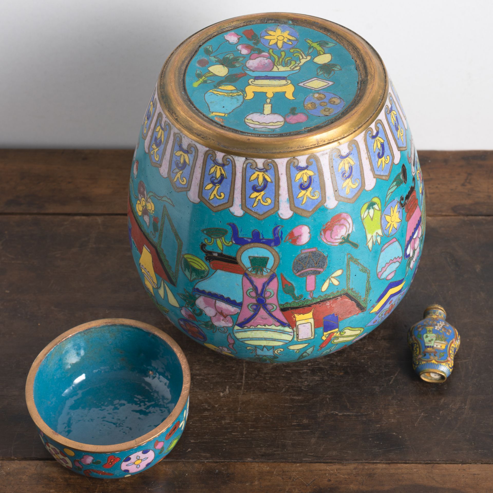 TWO CLOISONNÉ-ENAMEL VASES AND A SNUFFBOTTLE - Image 6 of 8