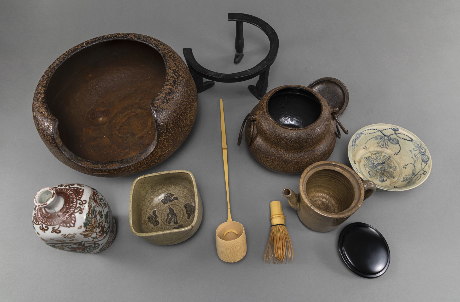 A GROUP OF TEA CEREMONY UTENESILS WITH IRON HIBACHI AND CHAGAMA, CHAWAN AND BOWL, BAMBOO SPOON AND  - Image 3 of 4