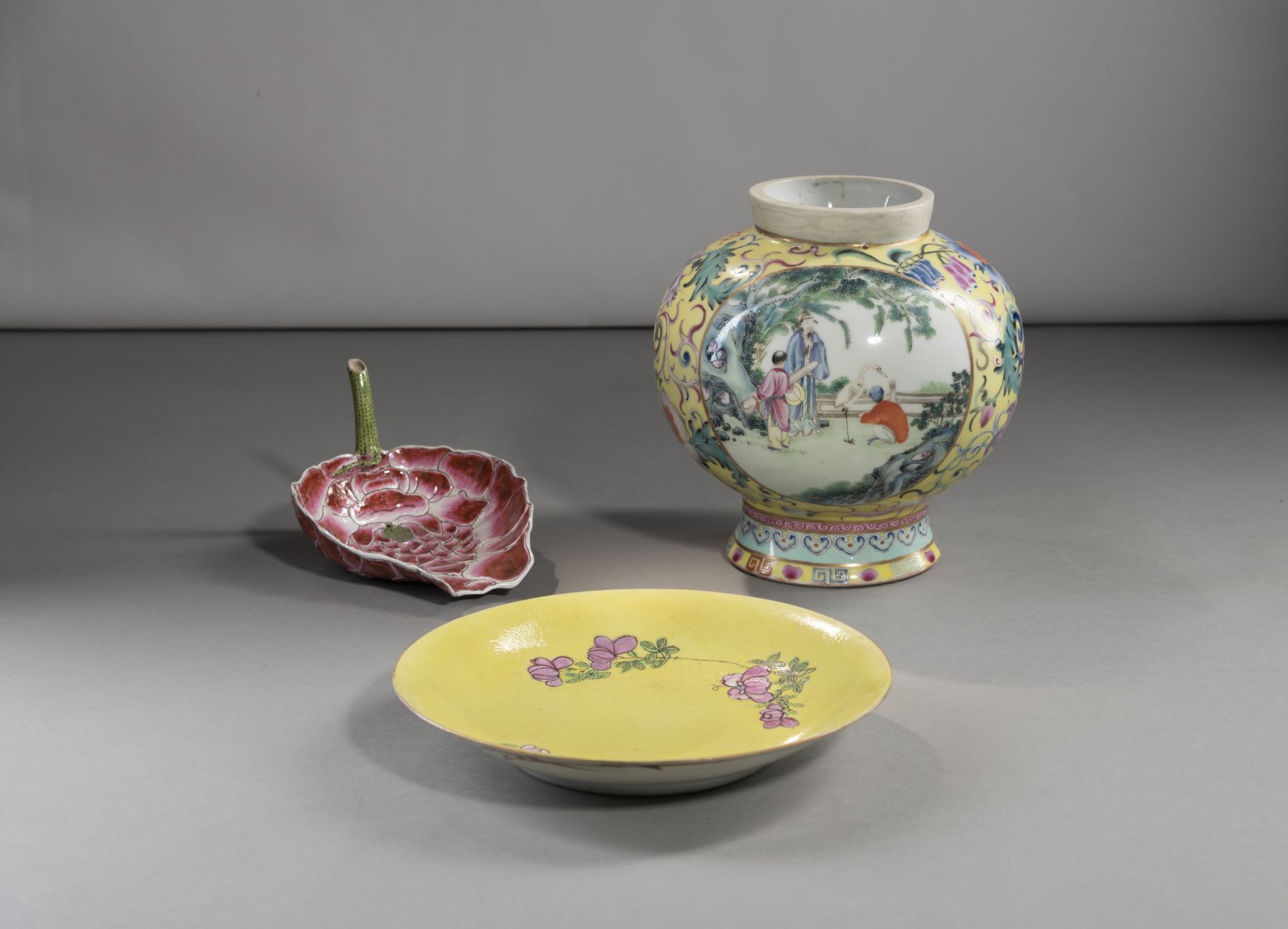 A YELLOW-GROUND 'FAMILLE ROSE' PORCELAIN VASE, A YELLOW DISH, AND A LOTUS-SHAPED LIBATION VESSEL - Image 3 of 4