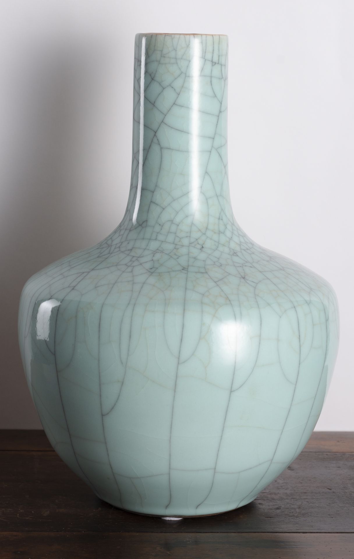 A CRACKLE-GLAZED CELADON BOTTLE VASE - Image 4 of 6