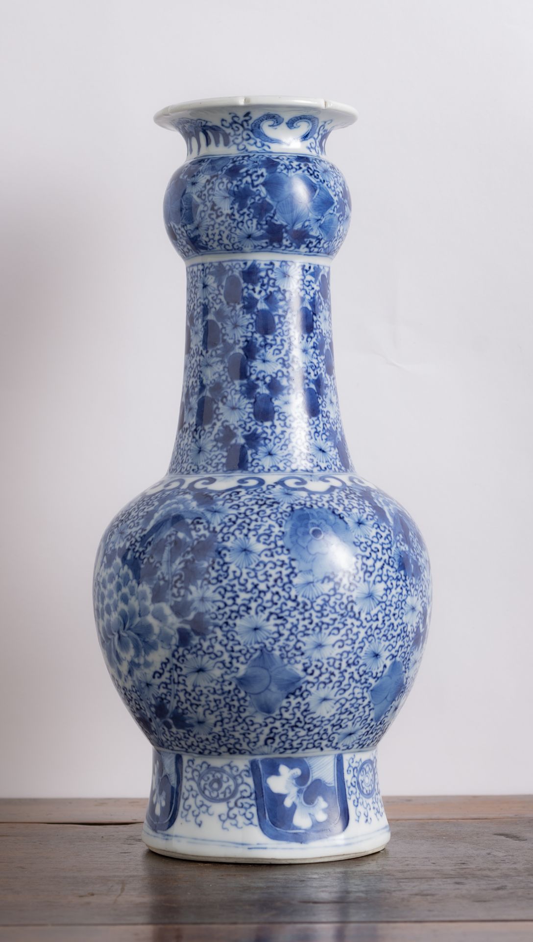 A BLUE AND WHITE FLORAL PORCELAIN VASE - Image 2 of 6