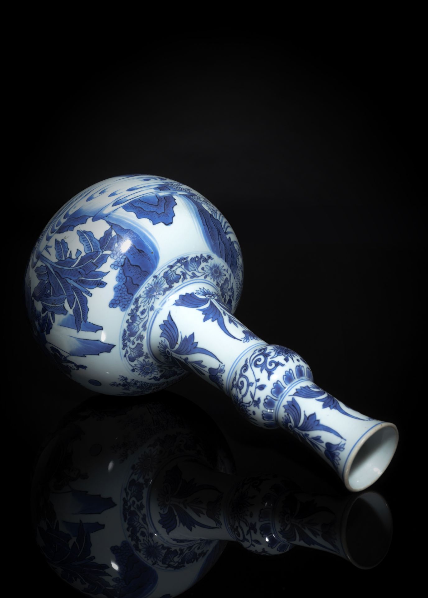 A FINE BLUE AND WHITE BOTTLE VASE - Image 3 of 3