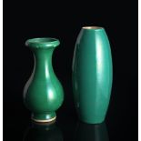 Zwei smaragdgrüne glasierte Vasen aus Porzellan