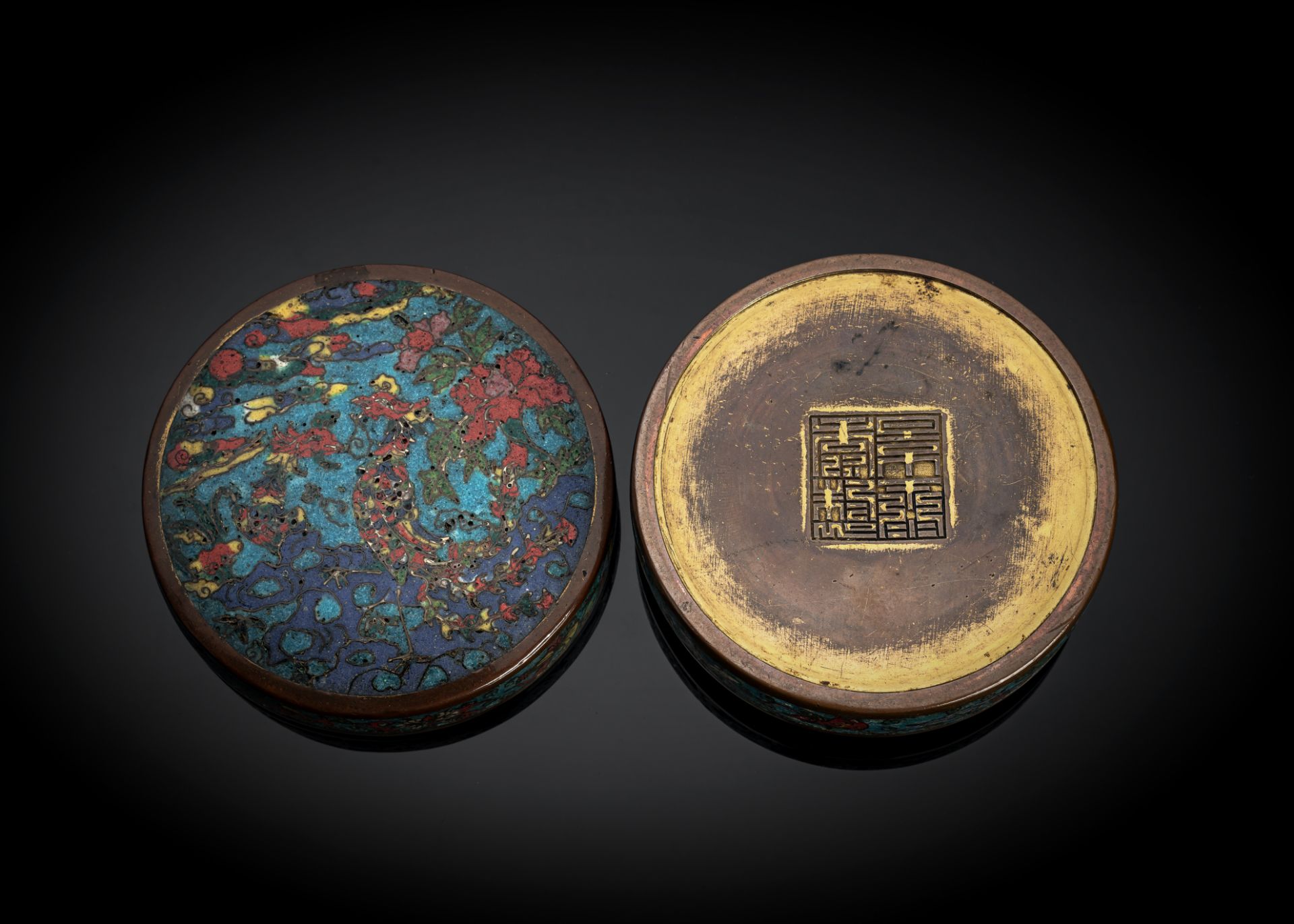 A FINE AND EXTREMELY RARE PHOENIX AND BUDDHIST EMBLEM CLOISONNÉ ENAMEL BOX AND COVER - Image 2 of 3