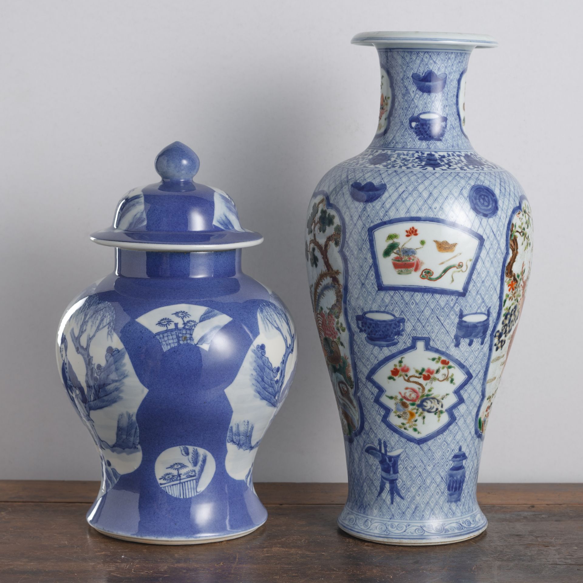 Puderblaue Deckelvase und Balustervase mit polychromem Dekor von Rehen, Fasanen und buddhistischen - Bild 4 aus 6