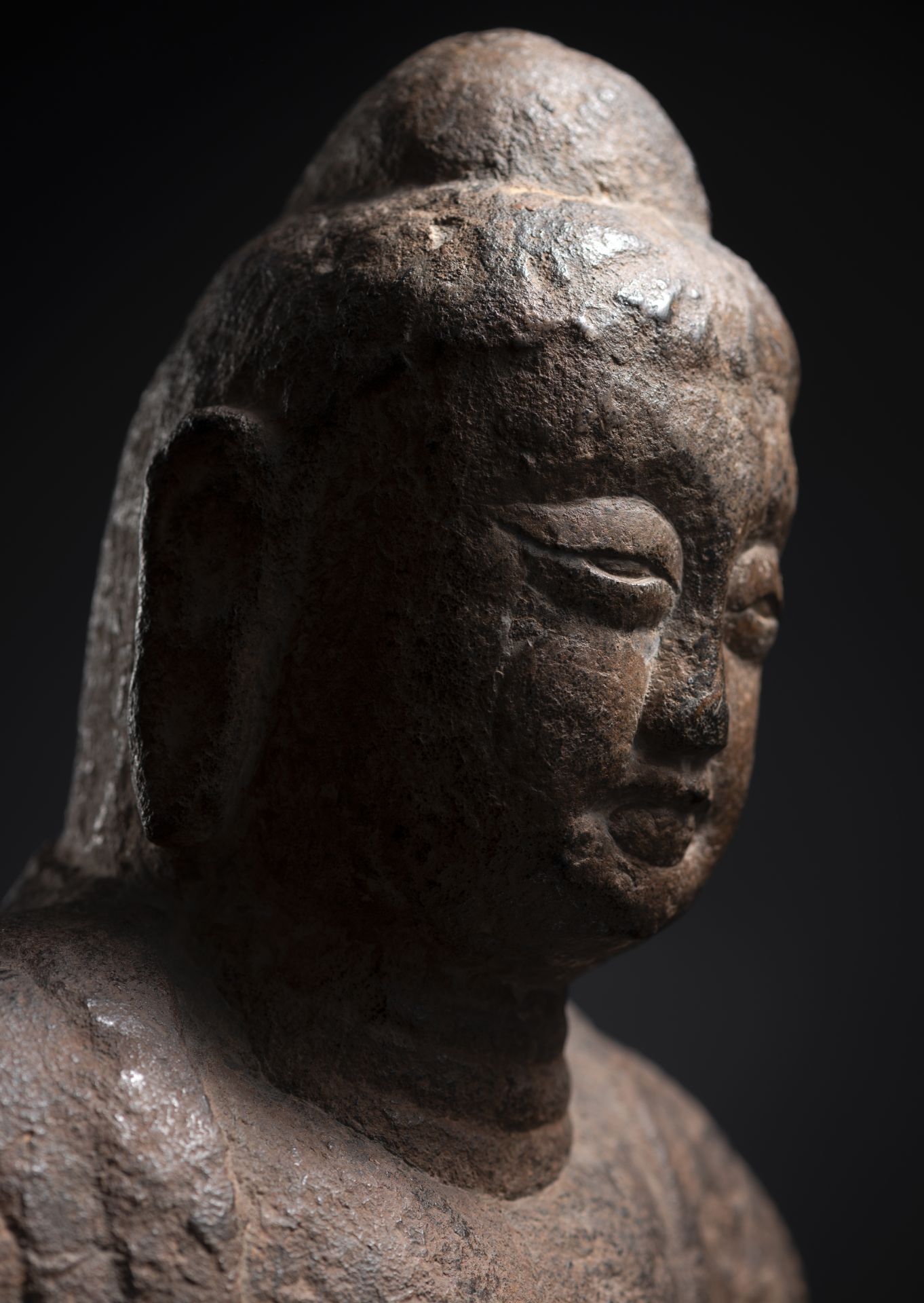 A LIMESTONE BUST OF BUDDHA SHAKYAMUNI - Image 3 of 5