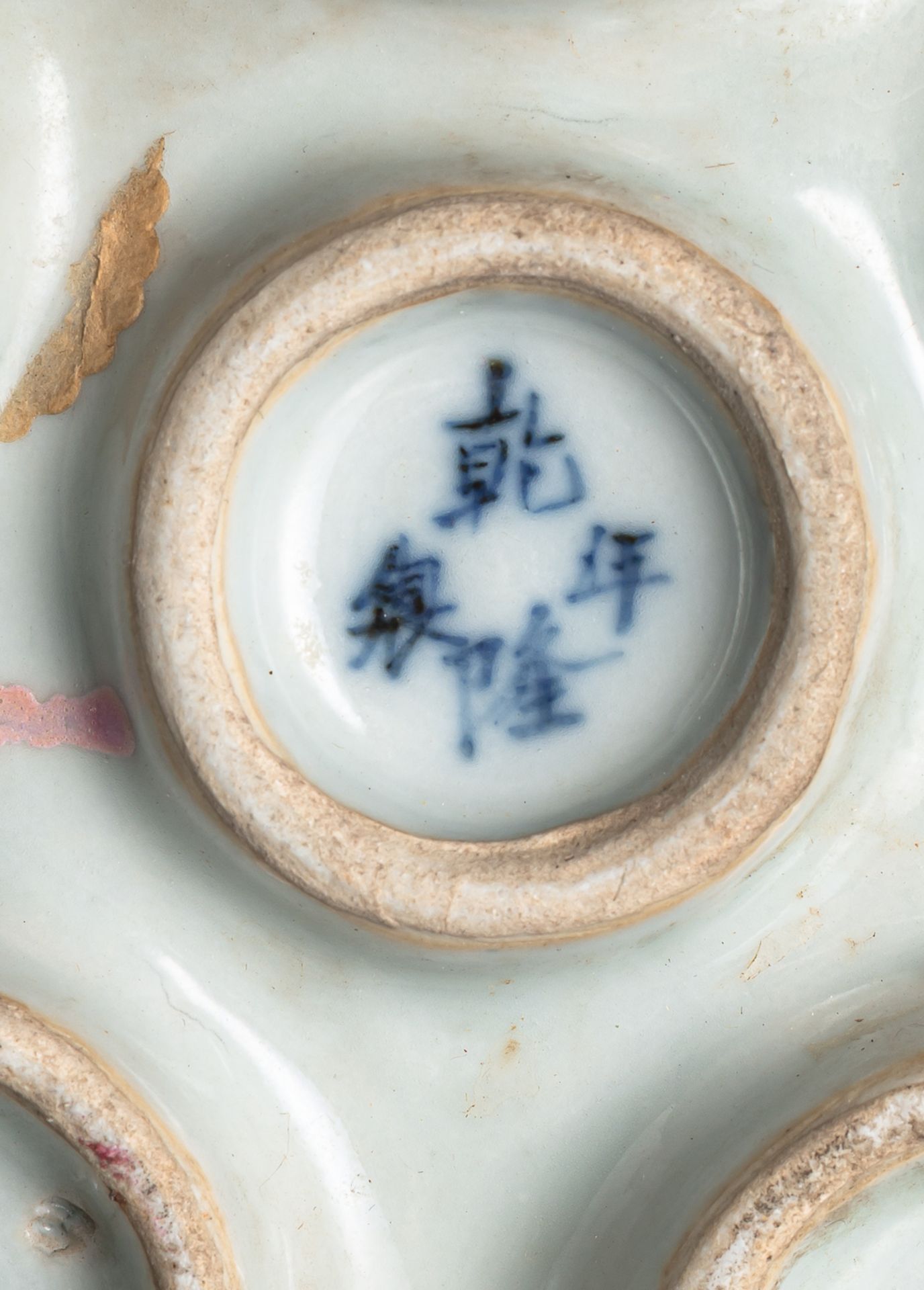 A PAIR OF 'FAMILLE ROSE' PORCELAIN TULIP VASES WITH MAGPIES INSIDE QUADRILOBED RESERVES - Image 3 of 4