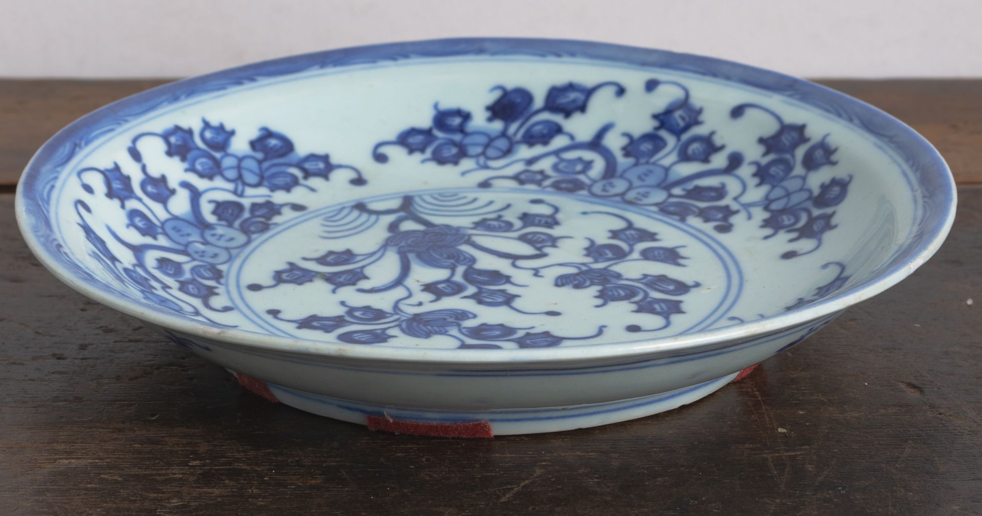 A BLUE AND WHITE EXPORT PORCELAIN DISH WITH FLORAL DECORATION - Image 2 of 3