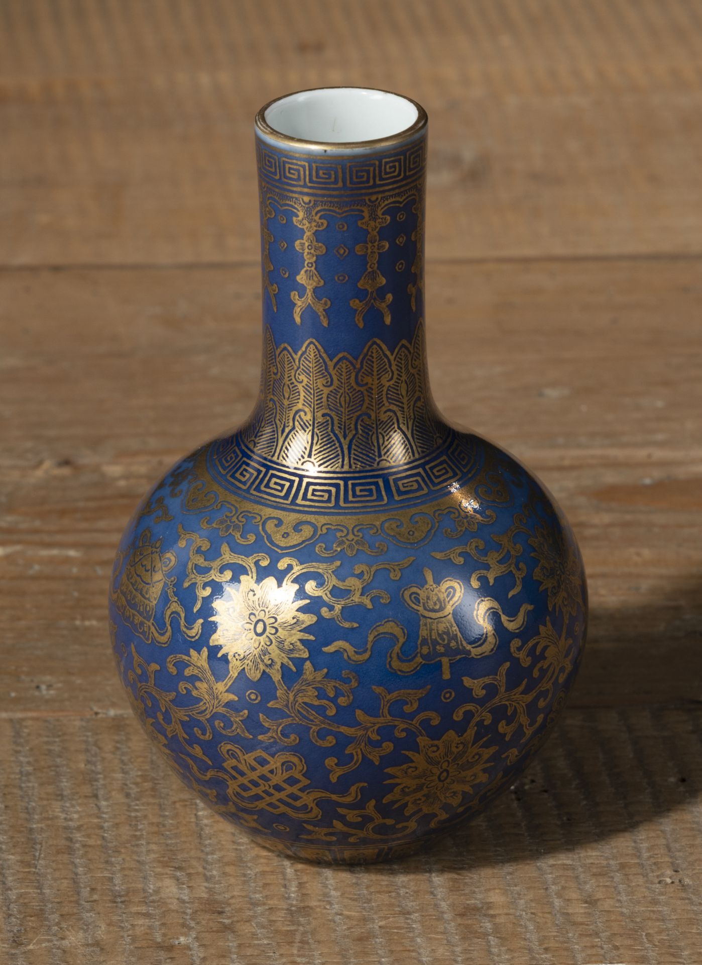 A SMALL BLUE AND GOLDEN 'BUDDHIST EMBLEMS' PORCELAIN BOTTLE VASE - Image 2 of 4