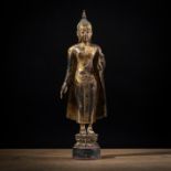 Skulptur des Buddha Shakyamuni aus Holz mit goldener Lackfassung