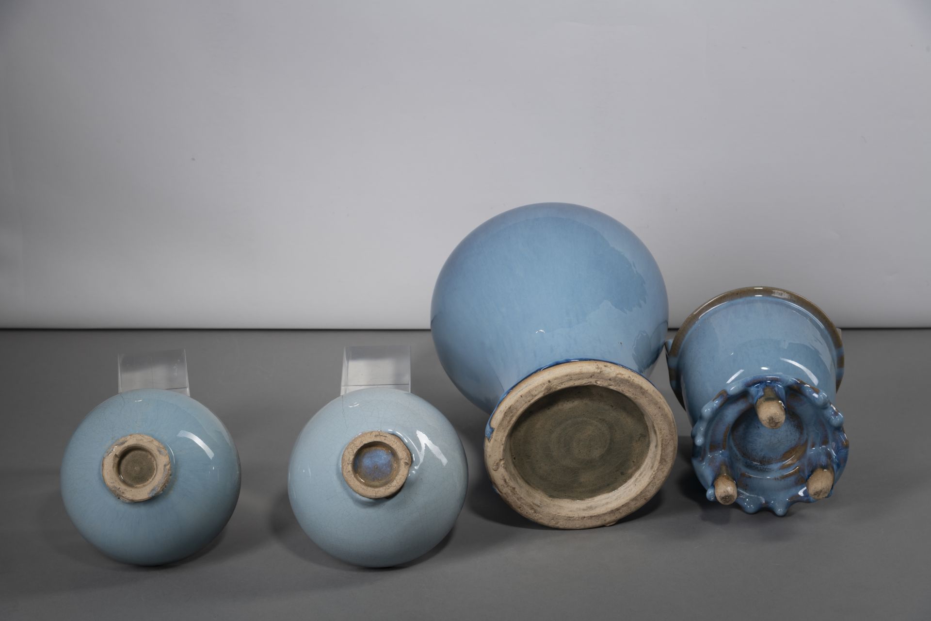Paar Schalen, ein dreibeiniger Weihrauchbrenner und eine Vase 'meiping' mit Jun-Glasur - Bild 5 aus 5