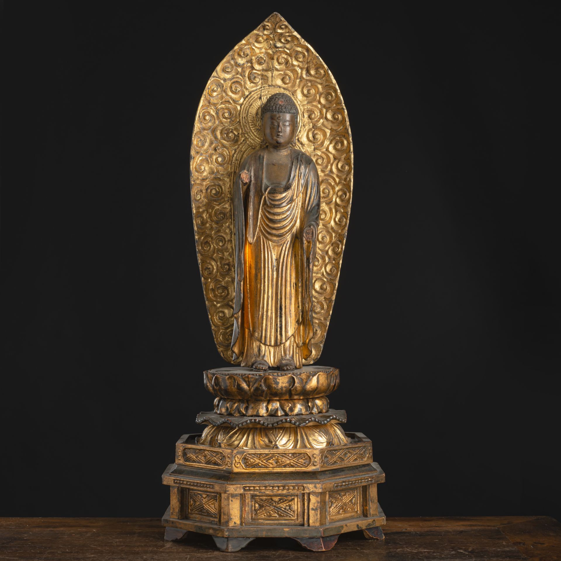 Lackvergoldete Holzskulptur des Amida Buddha