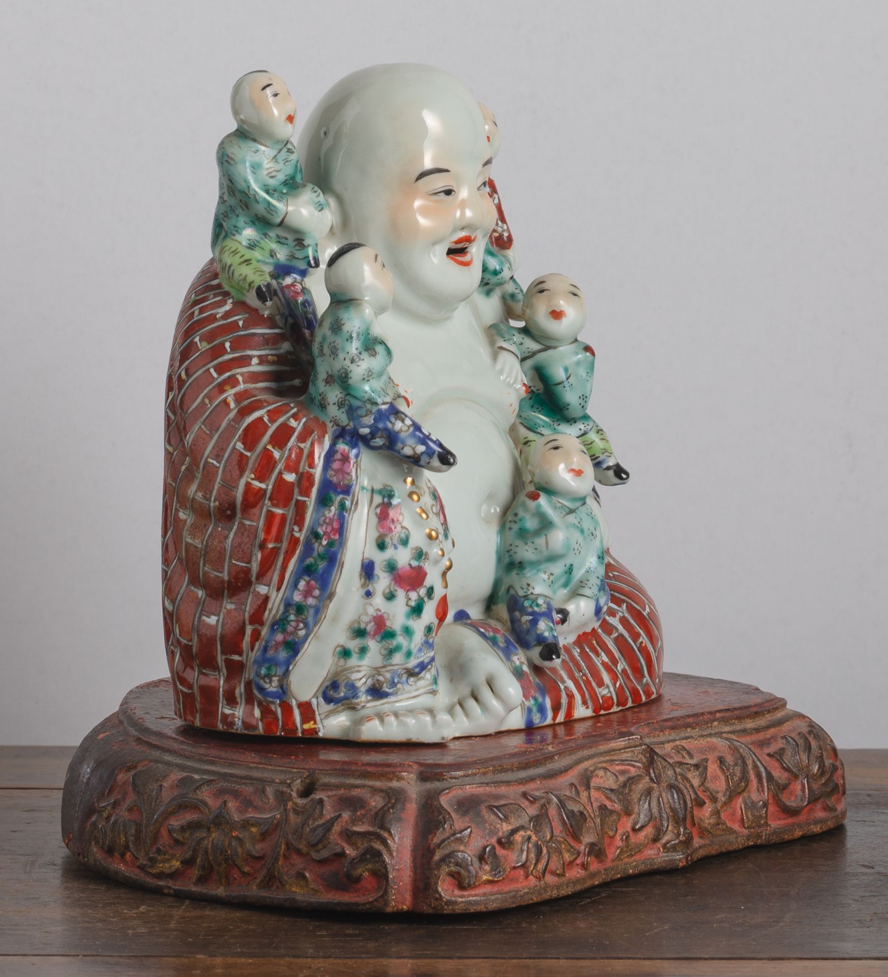 'Famille rose'-Porzellanfigur des Budai mit fünf Knaben - Bild 4 aus 5