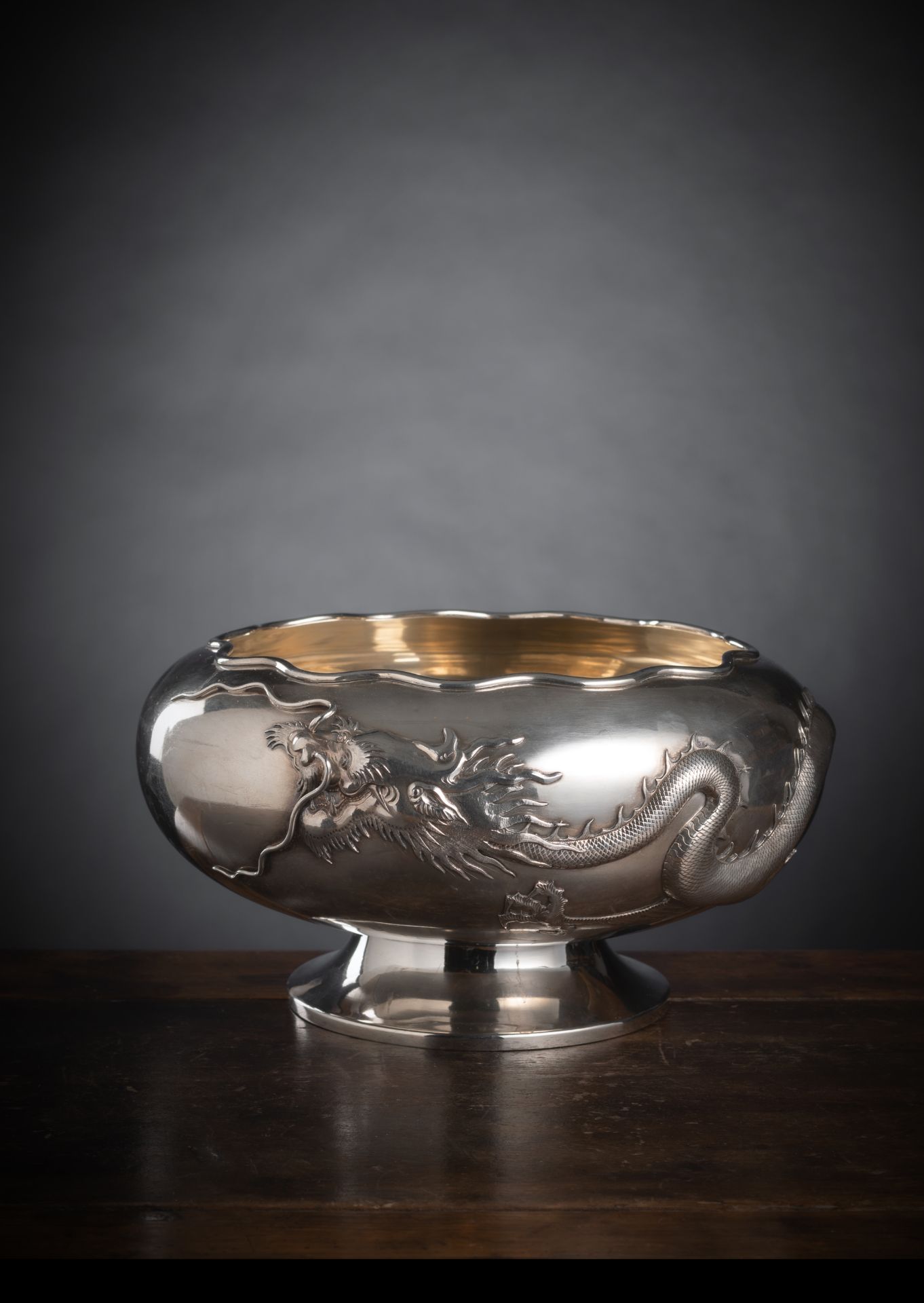 Gefußte Schale aus Silber mit reliefiertem Drachendekor