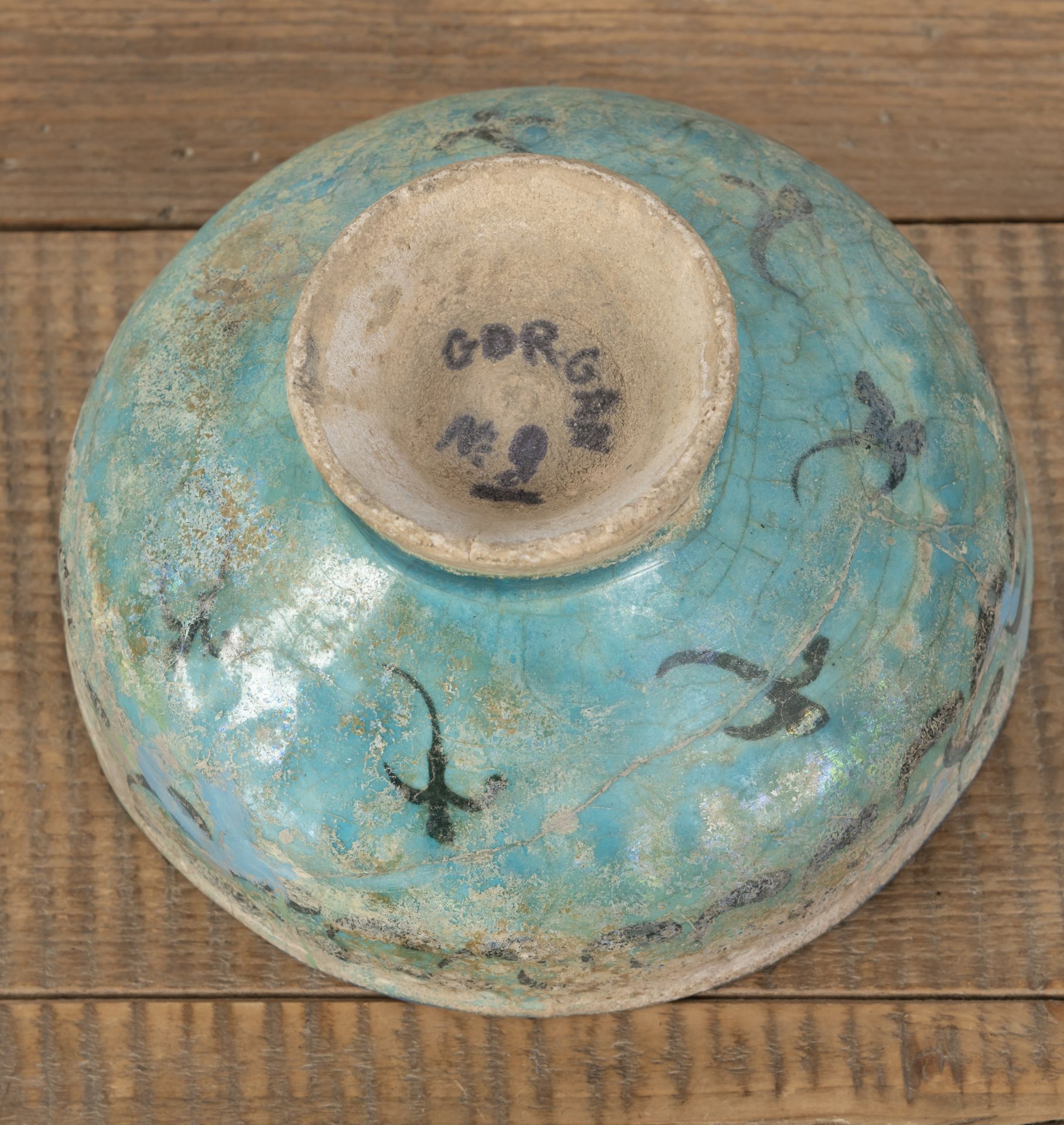 A PETROL-GLAZED CERAMIC BOWL WITH ABSTRACT DECORATION AND INSCRIPTION - Image 3 of 4