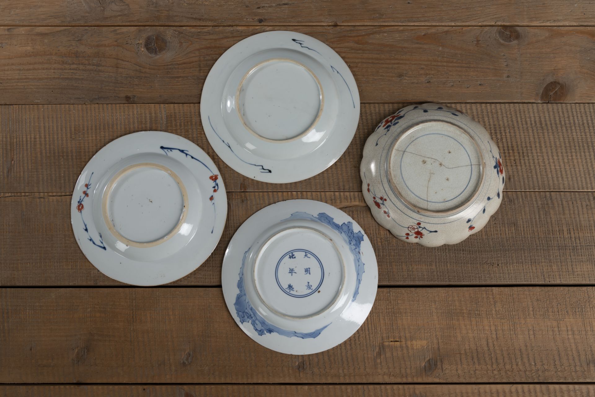 FOUR BLUE AND WHITE AND 'IMARI' PORCELAIN DISHES - Image 3 of 3