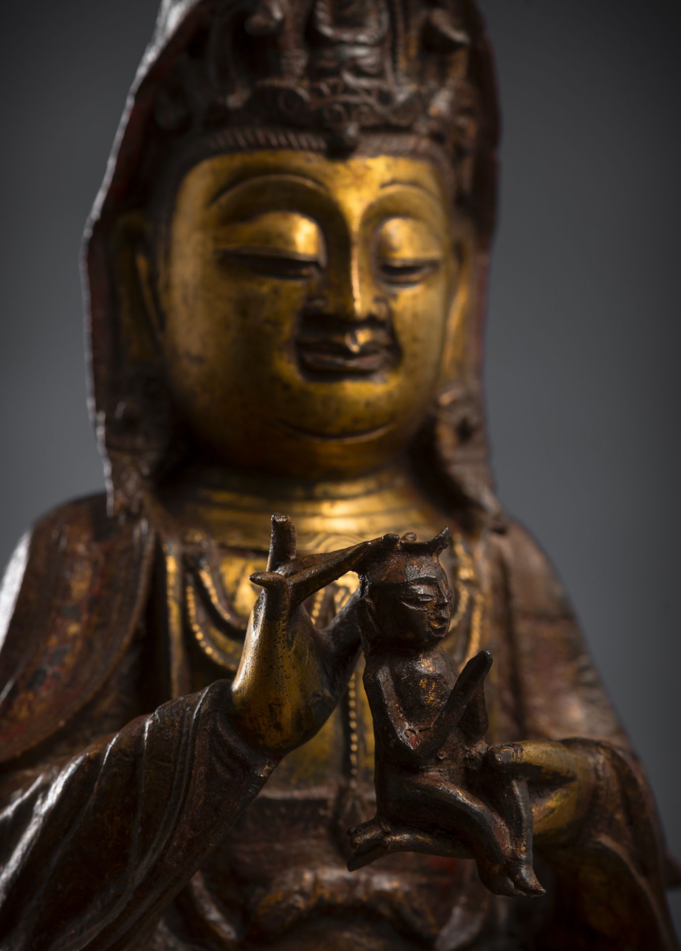 A PART-GILR´T AND GILT-LACQUERED BRONZE FIGURE OF SEATED GUANYIN HOLDING A BOY - Image 2 of 4