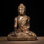Holzfigur des sitzenden Buddha mit Schmuckstein-Einlagen