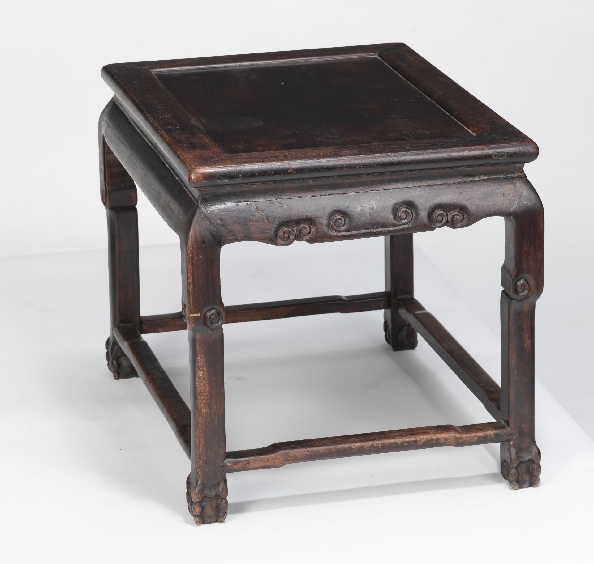 A SIDE TABLE WITH VOLUTE CARVINGS - Image 2 of 3