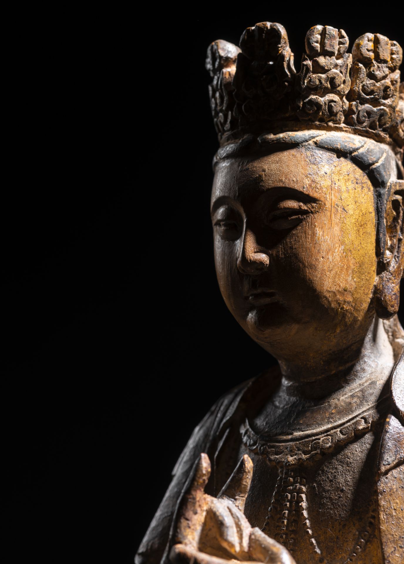 Feine vergoldete Holzfigur eines Bodhisattva, vielleicht Guanyin - Bild 5 aus 6