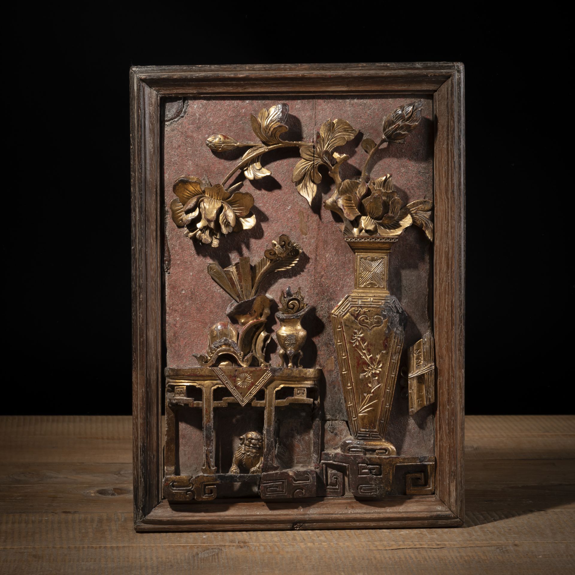 A WOOD CARVED RELIEF PICTURE DEPICTING ANTIQUES, PARTIALLY RED-LACQUERED AND GILT