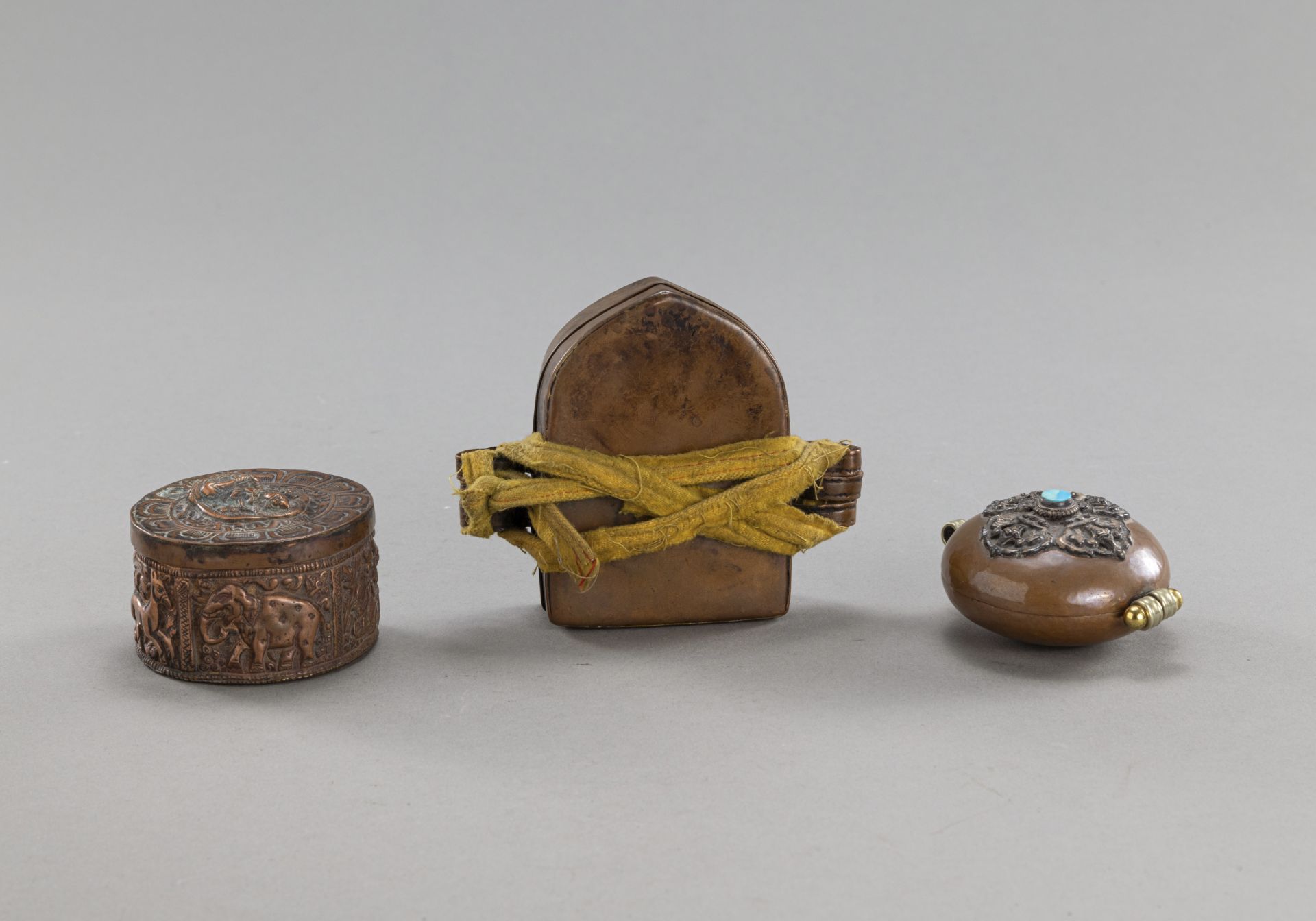 Gruppe von drei Reiseschreinen (ga'u) aus u.a. Kupfer, eins ritual gefüllt - Bild 2 aus 3