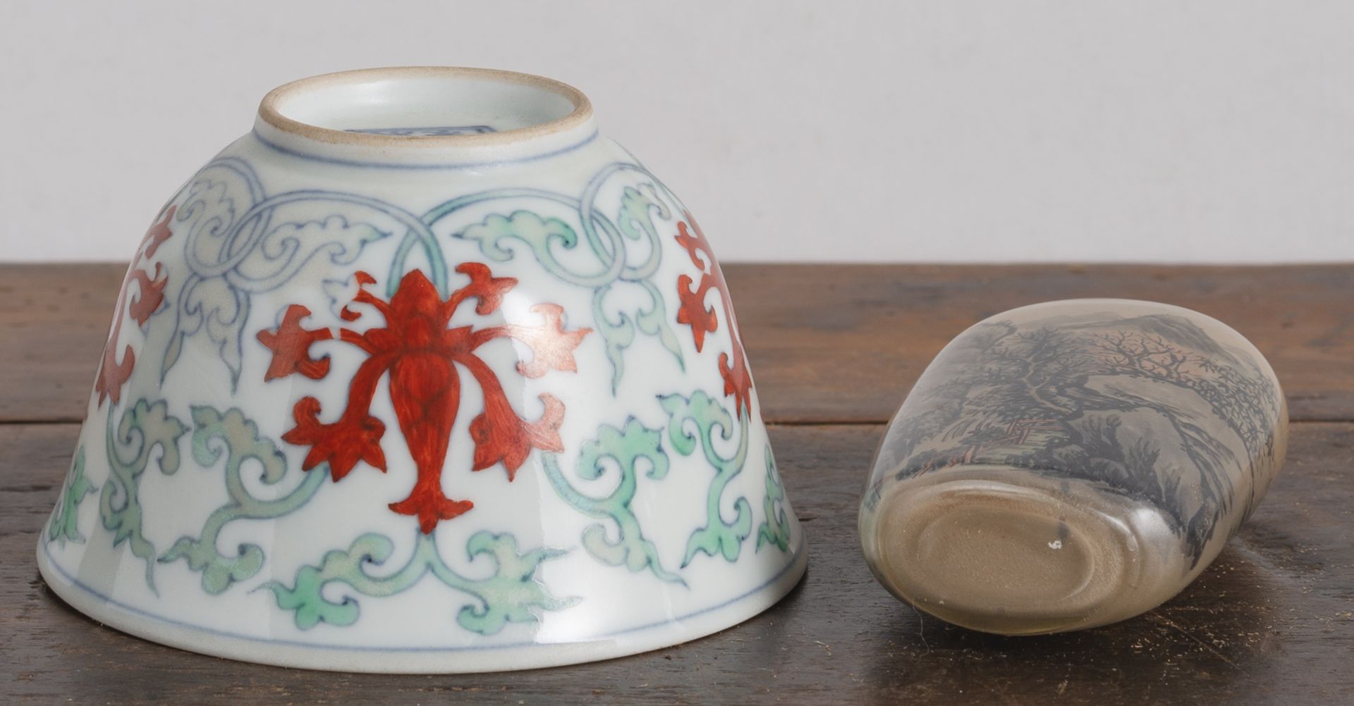 A SMALL 'DOUCAI' PORCELAIN CUP AND AN INSIDE-PAINTED GLASS SNUFFBOTTLE - Image 4 of 4