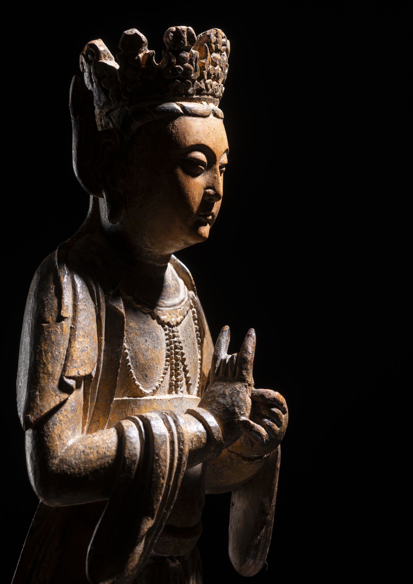 Feine vergoldete Holzfigur eines Bodhisattva, vielleicht Guanyin - Bild 3 aus 6