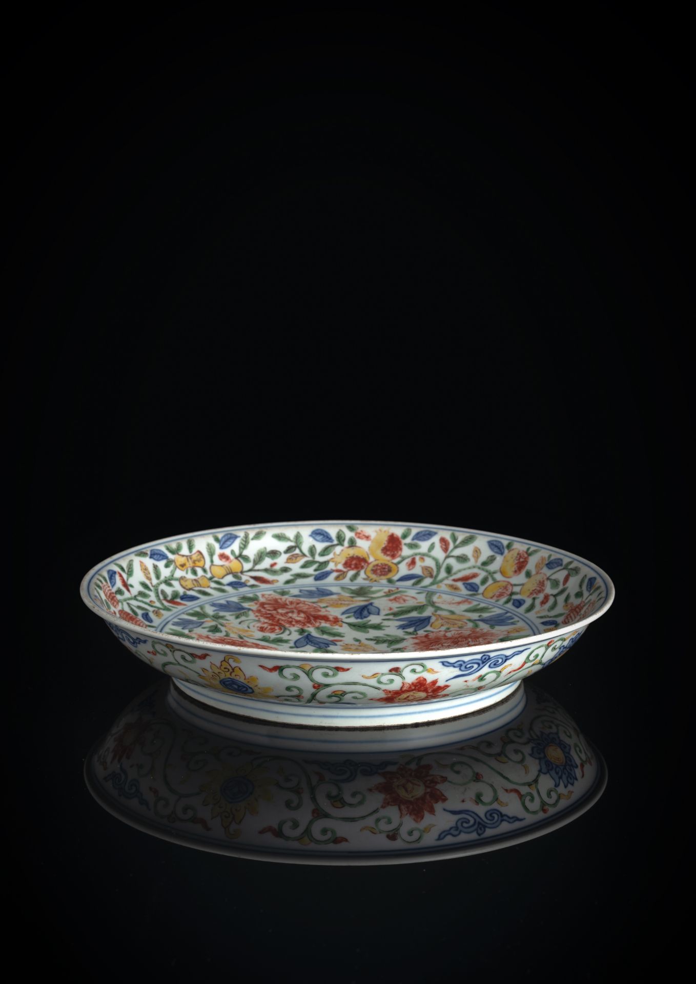 AN IMPERIAL WUCAI FLOWER PORCELAIN PLATE