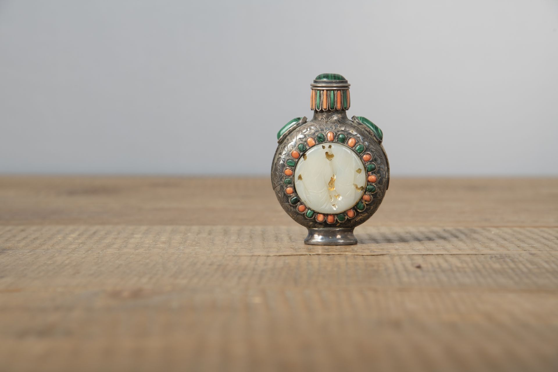 A SILVER SNUFF BOTTLE INLAID WITH JADE, MALACHITE AND STONES - Image 2 of 4