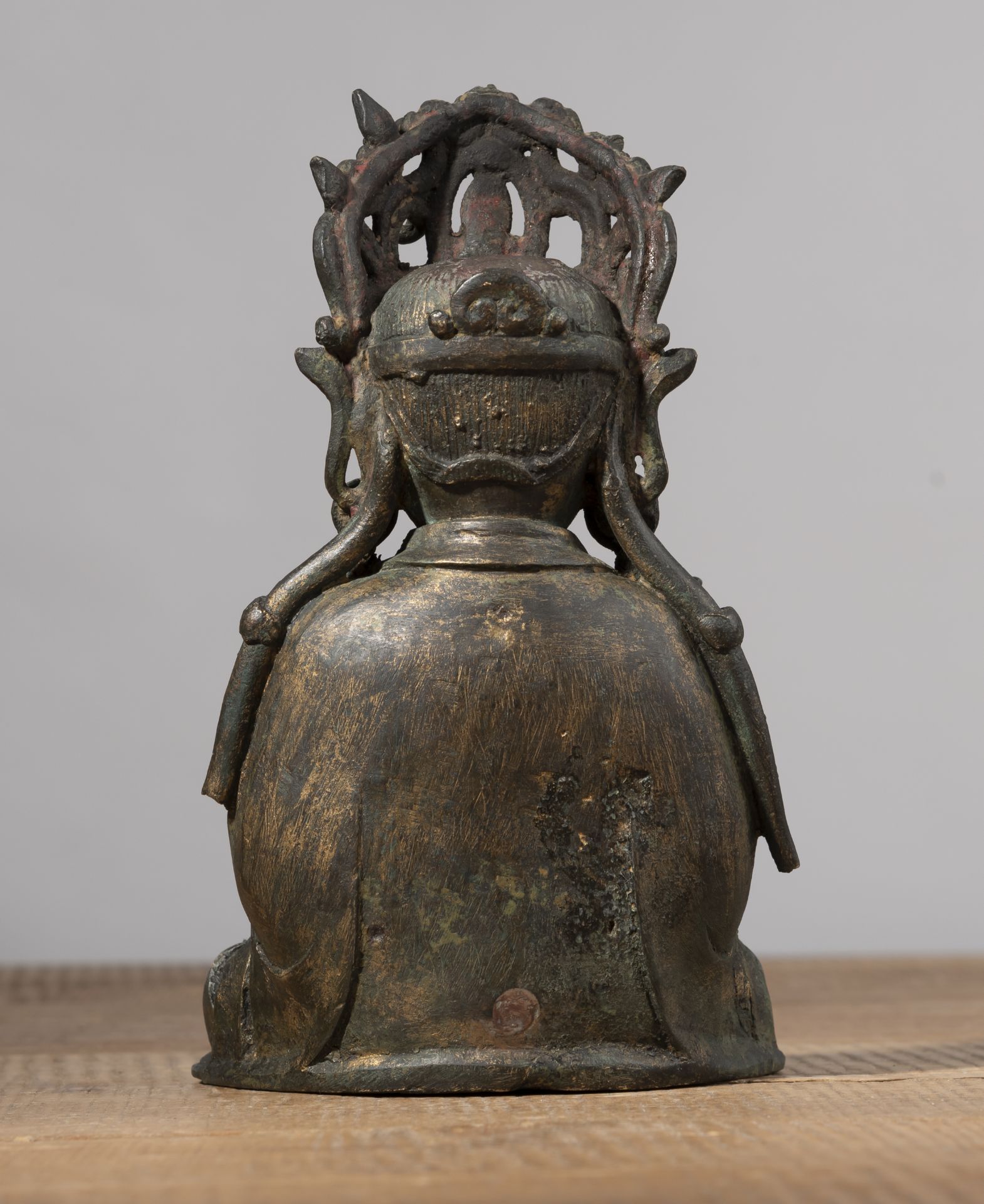 Bronzefigur eines sitzenden gekrönten Guanyin - Bild 5 aus 5