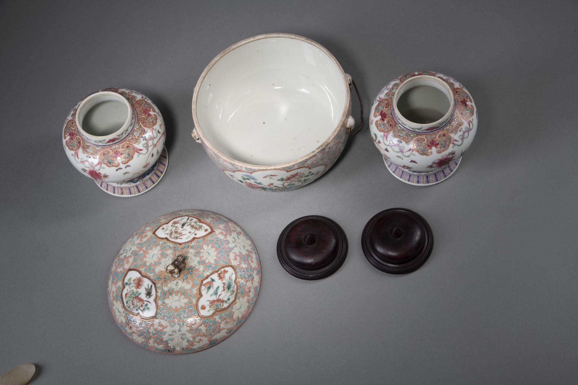 Eine Deckeldose und zwei Deckelvasen aus Porzellan mit floralem 'Famille rose'-Dekor - Bild 4 aus 4