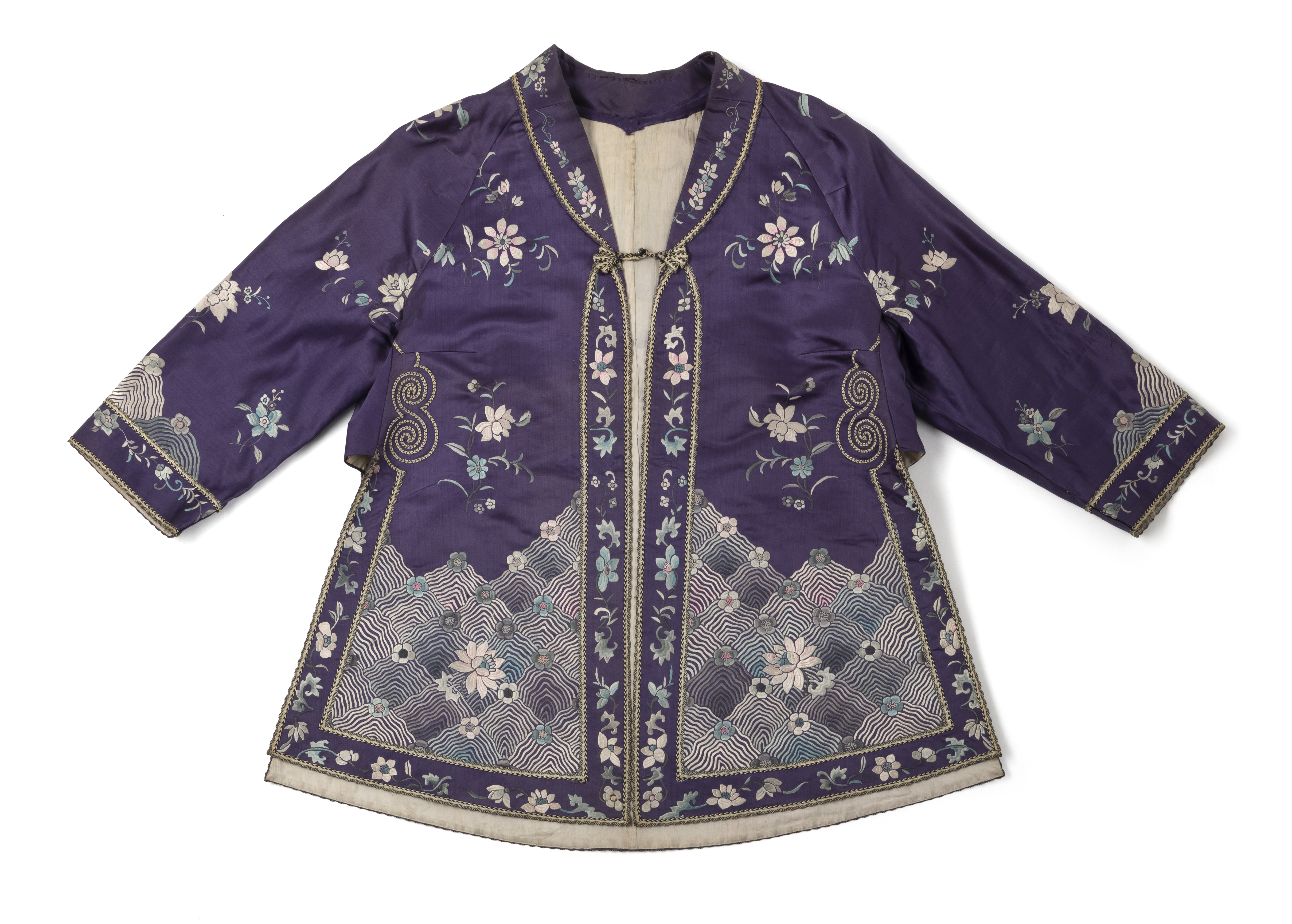 A EMBROIDERED SILK LADIES JACKET IN PURPLE WITH FLOWERS AND WAVES