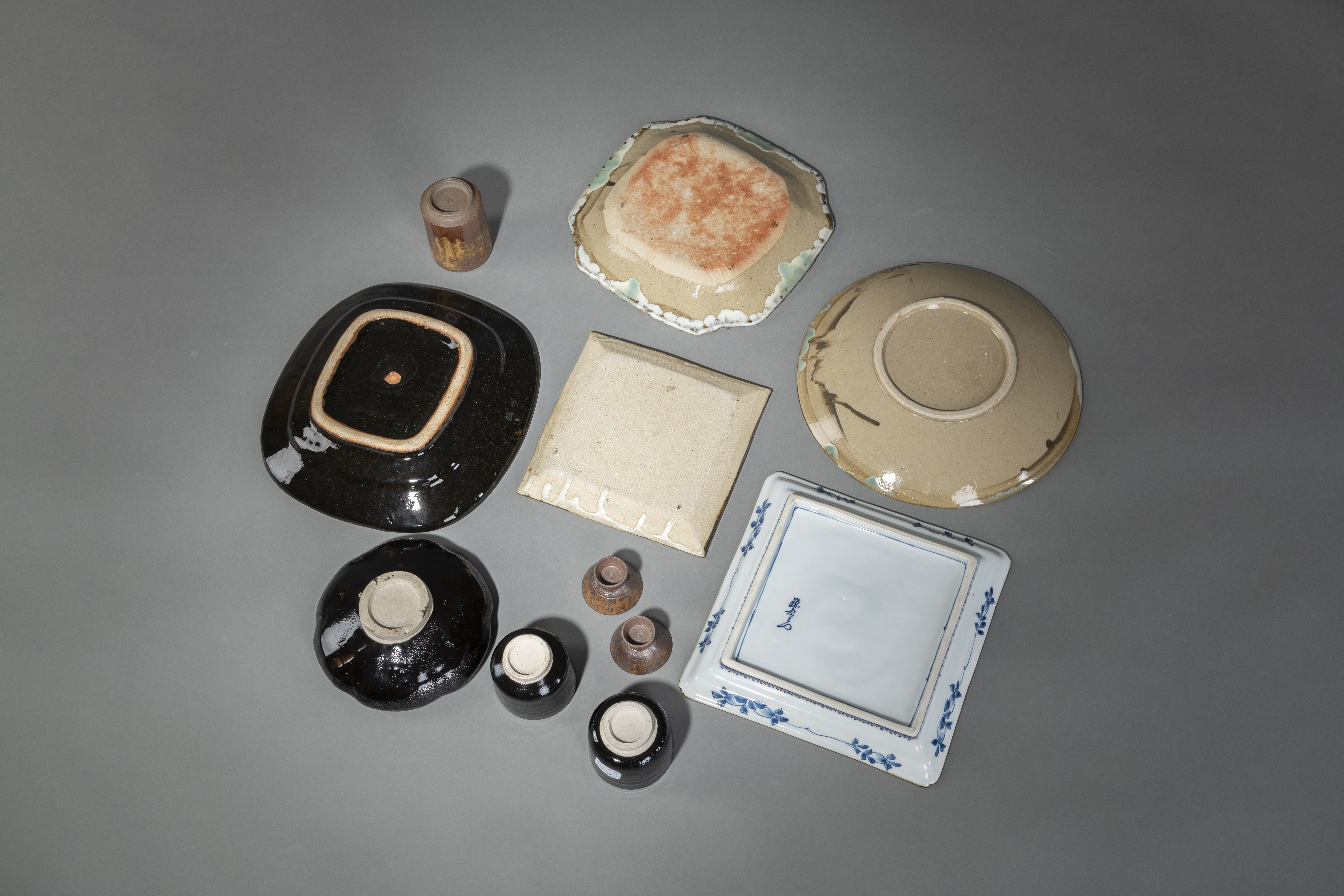 A GROUP OF STUDIO CERAMICS: TWO SQUARE AND THREE ROUND PLATES, A TEA BOWL, THREE TEA CUPS AND A PAI - Image 3 of 3
