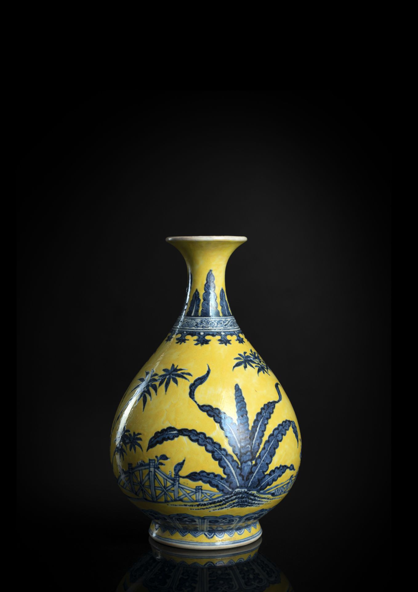 Unterglasurblau dekorierte Vase aus Porzellan 'yuhuchunping' im Ming-Stil mit gelbem Fond