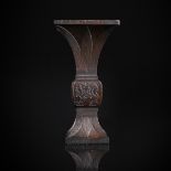 Feine Vase in 'gu'-Form aus Holz im archaischen Stil in flachem Relief dekoriert