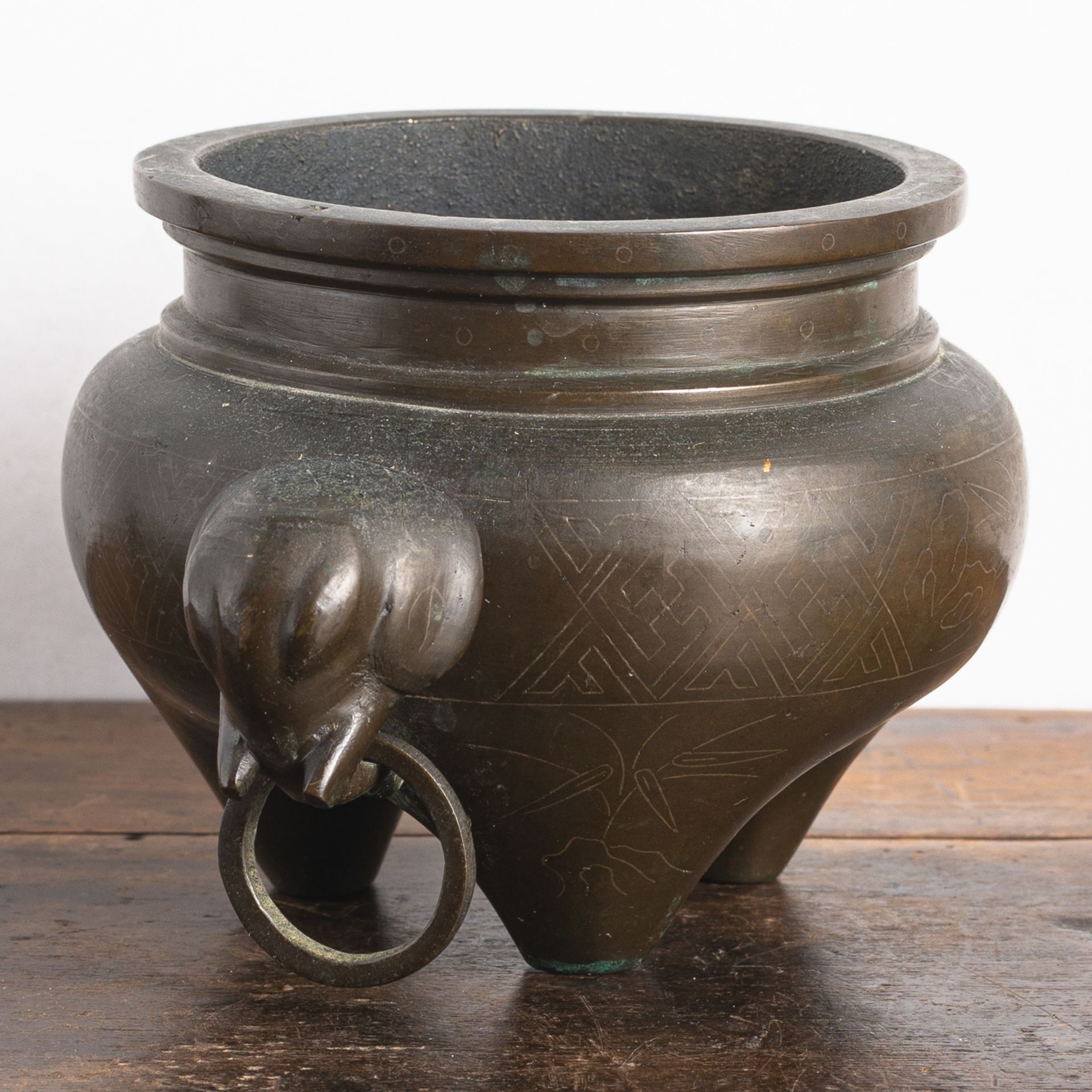 A TRIPOD BRONZE CENSER WITH SILVER WIRE INLAYS AND TWO ELEPHANT HEAD RING HANDLES - Image 3 of 6