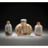 Drei innen bemalte Glas-Snuffbottles mit Darstellung von Hofdamen
