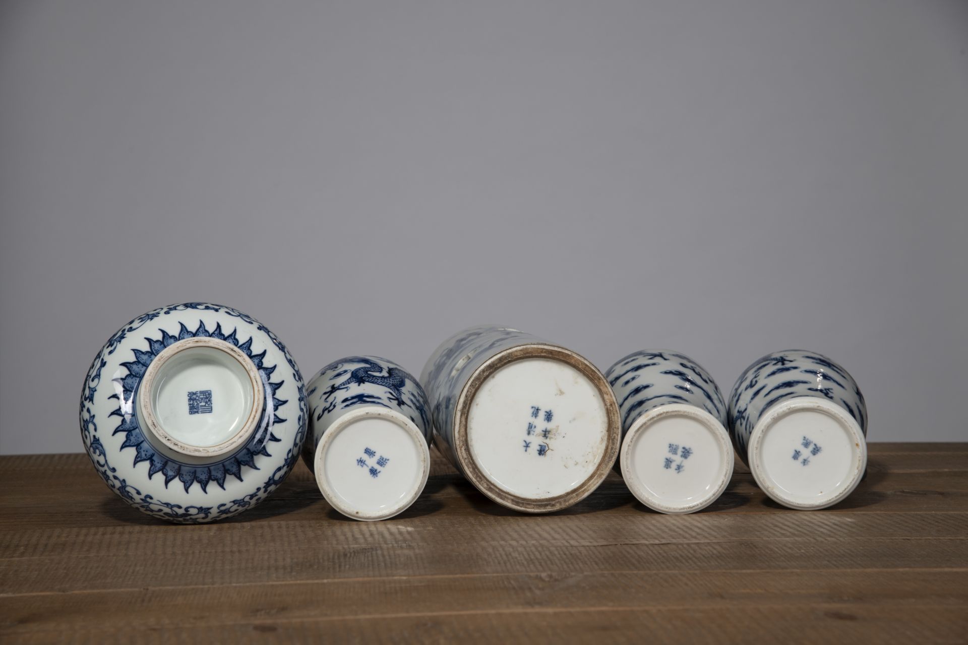Drei Deckelvasen, ein Hutständer und eine Knoblauchkopf-Vase aus Porzellan mit unterglasurblauem De - Bild 5 aus 6